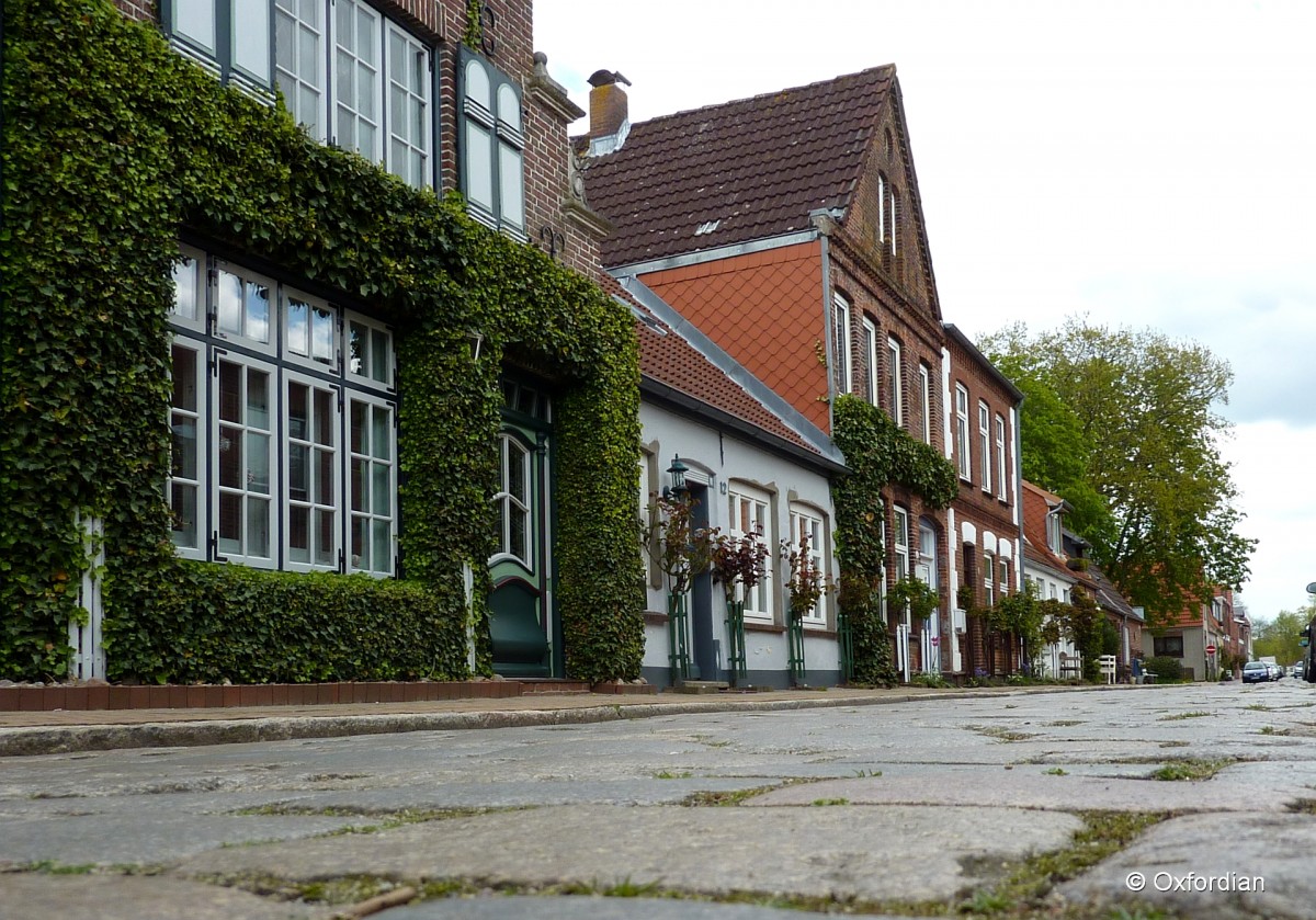 Friedrichstadt, Straße mit Kopfsteinpflaster.