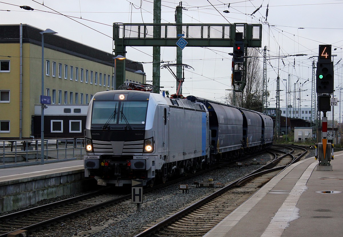 Frisch aus der Lokschmiede in München Allach hat Railpool den Vectron 6193 817-4(REV/MMAL/21.10.15) in Betrieb genommen. Hier fährt er mit einem VTG Tagnpps Ganzzug durch den Bremer Hauptbahnhof. 20.11.2015