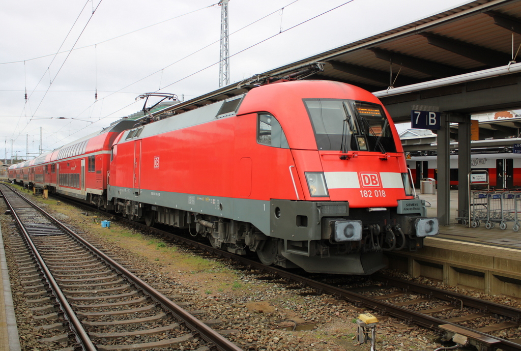 frisch gepflegt stand 182 018 am 13.03.2020 im Rostocker Hbf.