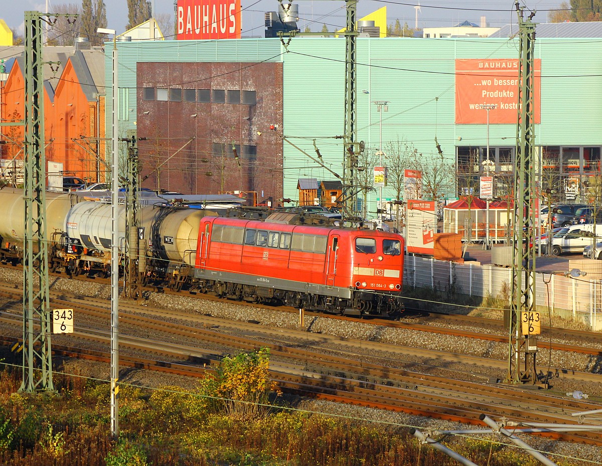 Frisch gewaschen rauscht die 151 064-3 mit einem Güterzug durch Hamburg-Harburg. 04.11.2015