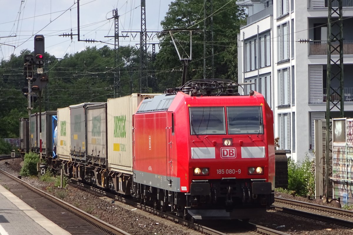 Frisch renovierter DBC 185 080 durchfahrt am 8 Juni 2019 Köln Süd. 