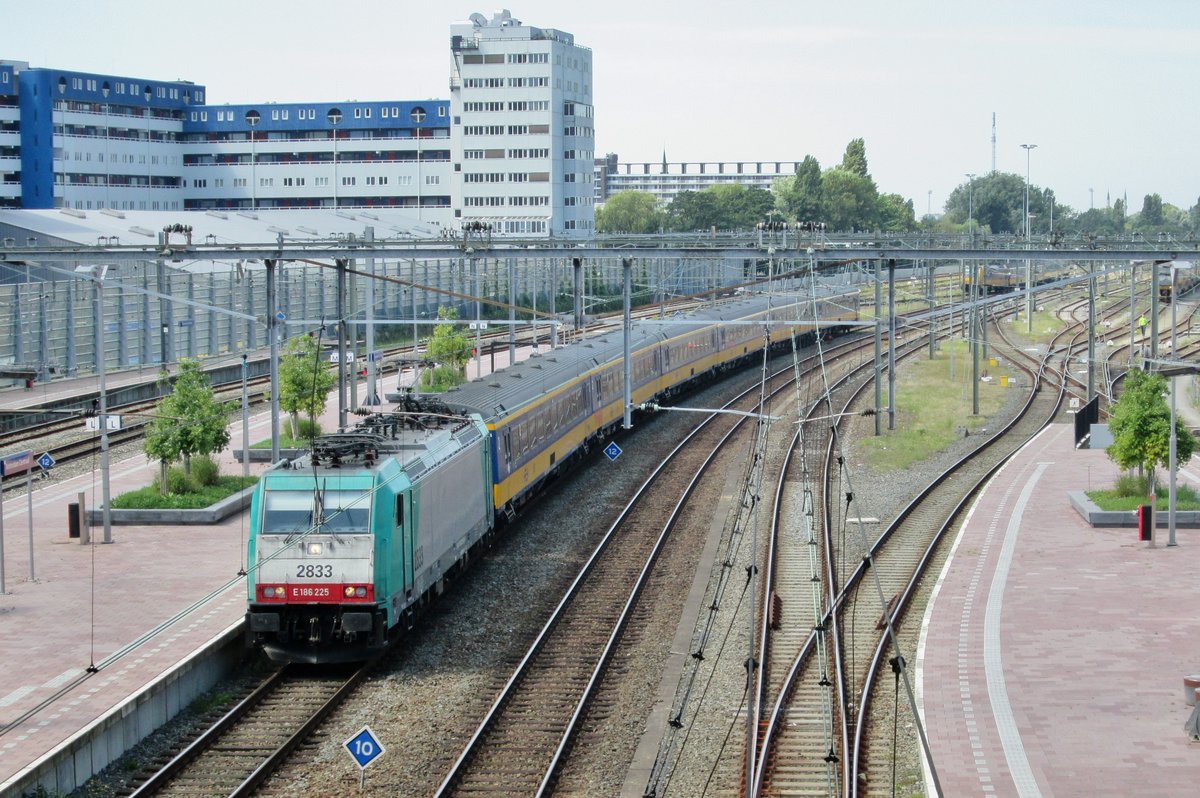 Froaschblick auf CoBRa 2833 mit ein IC-Direct in Rotterdam Centraal am 9 Juli 2016.