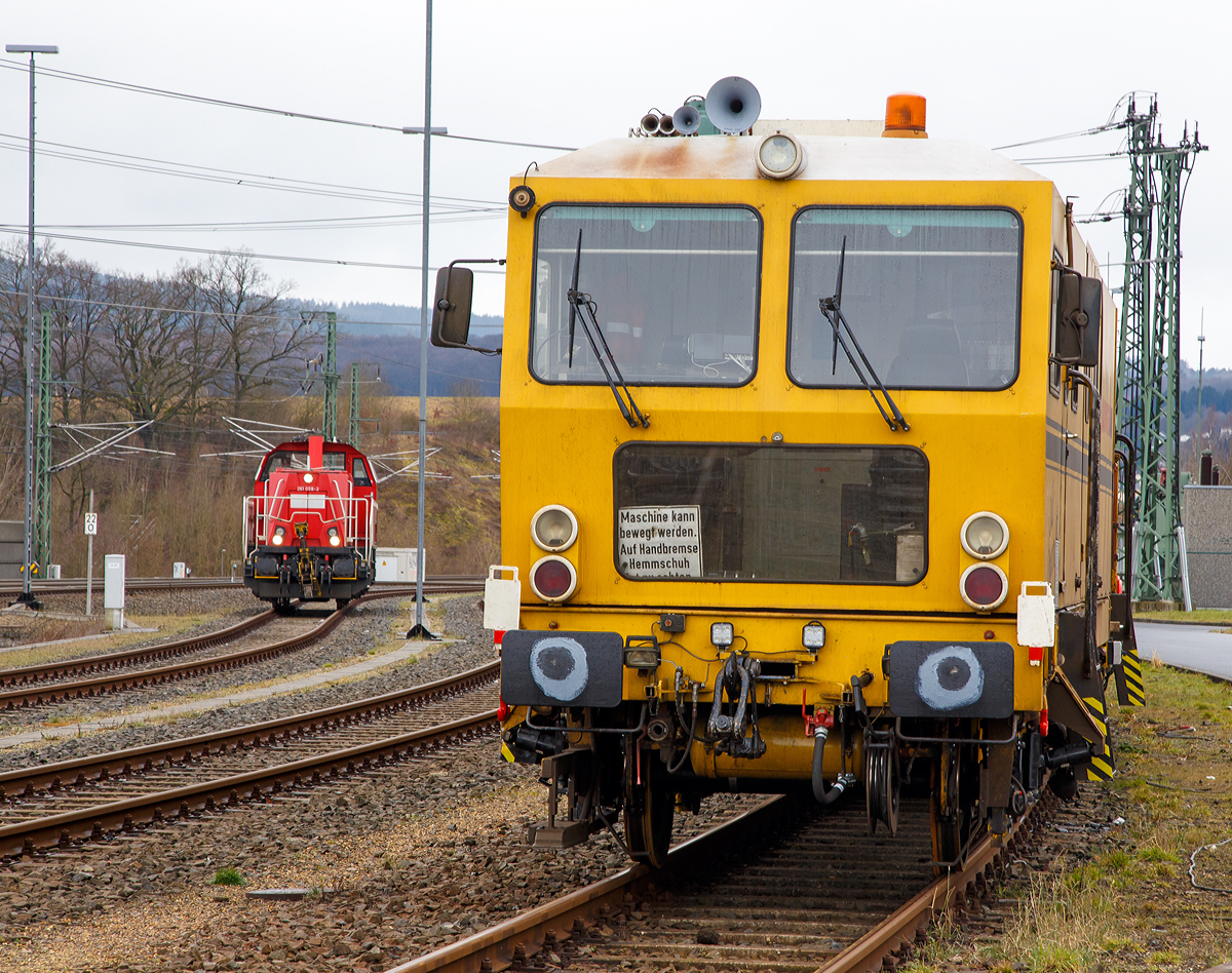 Frontansicht von der Plasser & Theurer  Schienenschleifmaschine GWM 550 „Old Queen“ der Schweerbau (Schweres Nebenfahrzeug Nr. 97 33 10 501 17-4), abgestellt am 03.03.2016 beim ICE-Bahnhof Montabaur.