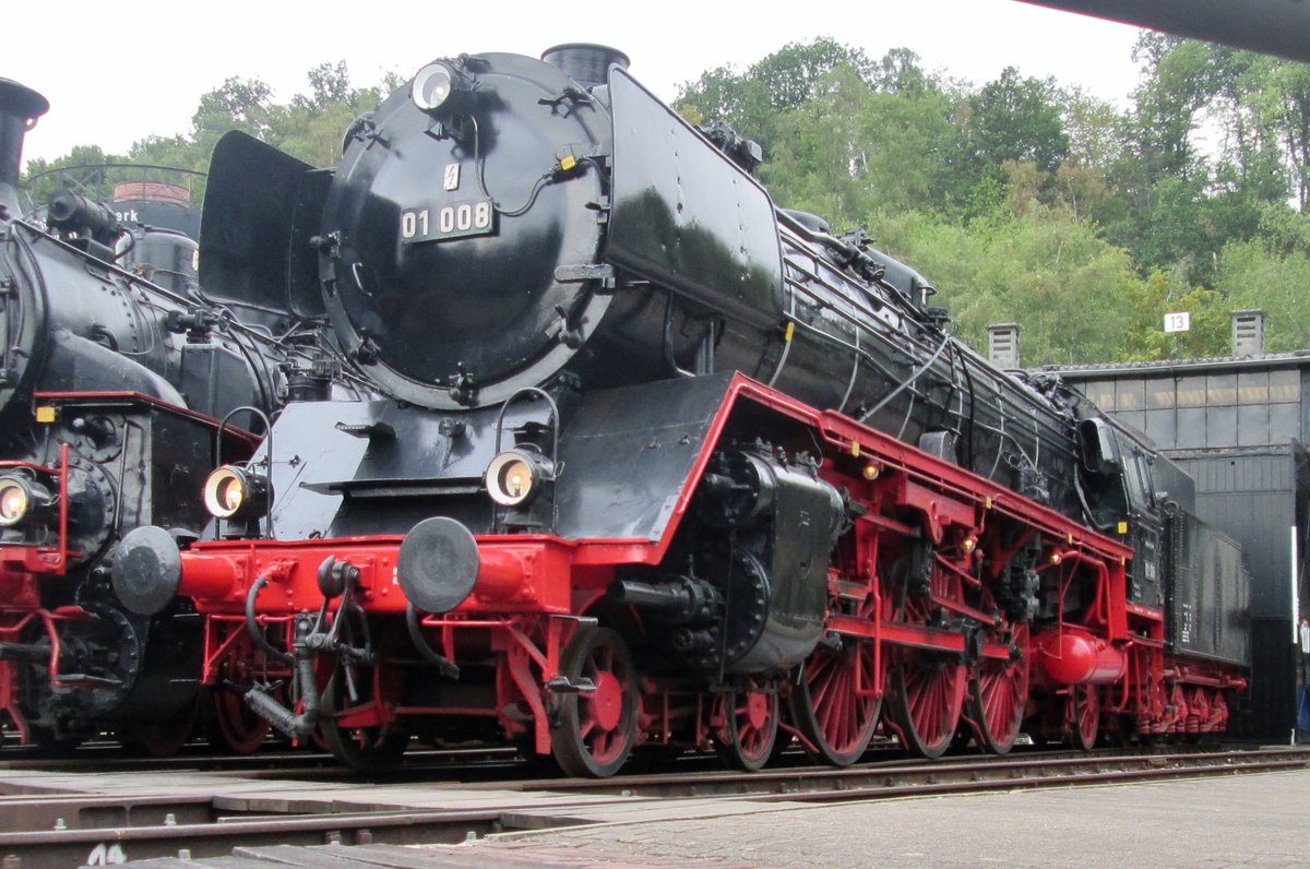 Froschblick auf 01 008 ins DGEG-Museum Bochum-Dahlhausen am 17 September 2016.