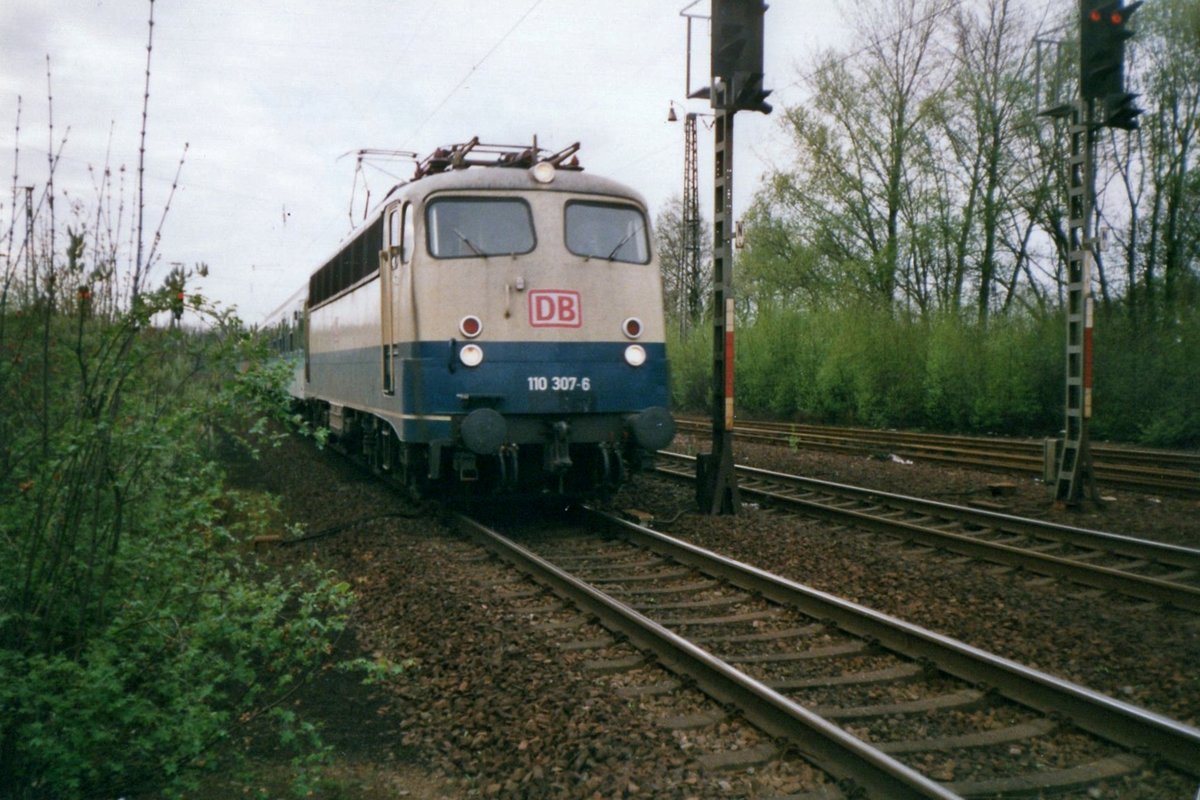 Froschblick auf 110 307 bei Viersen am 24 Februar 1998.