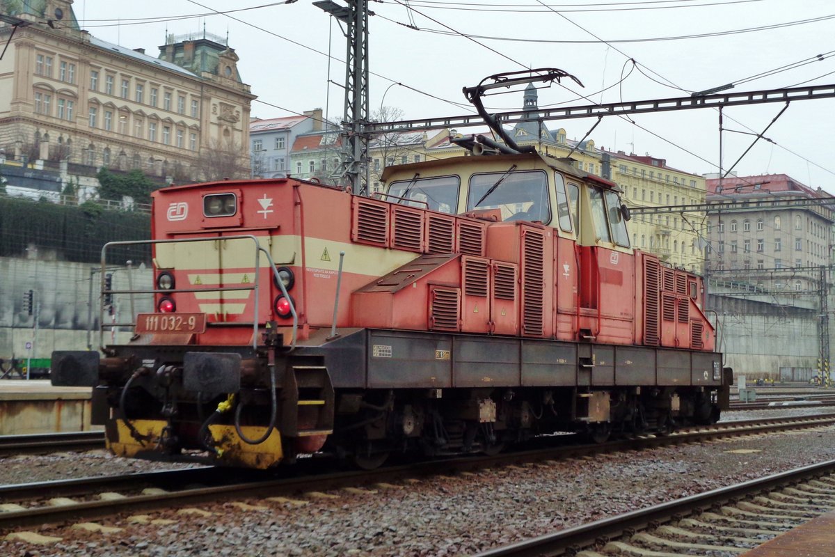 Froschblick auf 111 032 in Praha hl.n. am 2 Jänner 2017.