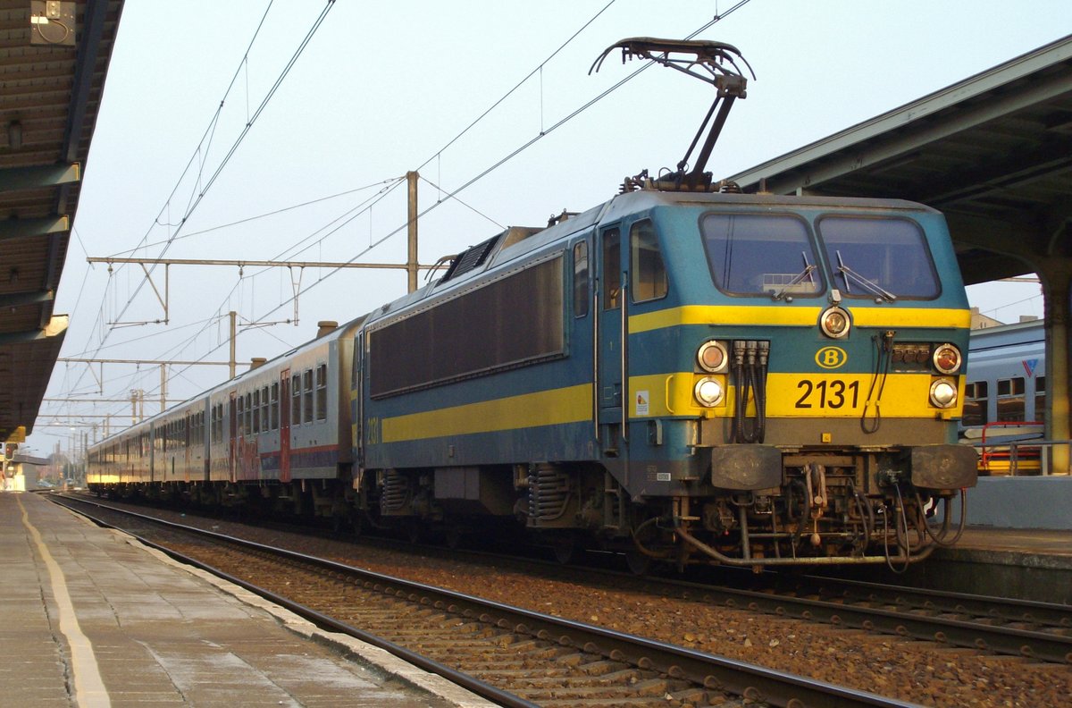 Froschblick auf 2131 in Kortrijk Centraal am 13 September 2009.