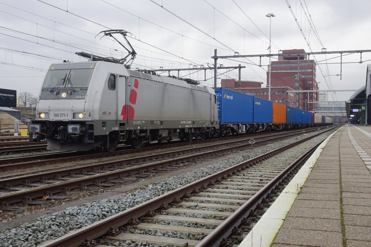 Froschblick auf Akiem/PKP Cargo International 186 371 mit der Chengdu-Containe5rzug in Amersfoort am 3 Februari 2022.