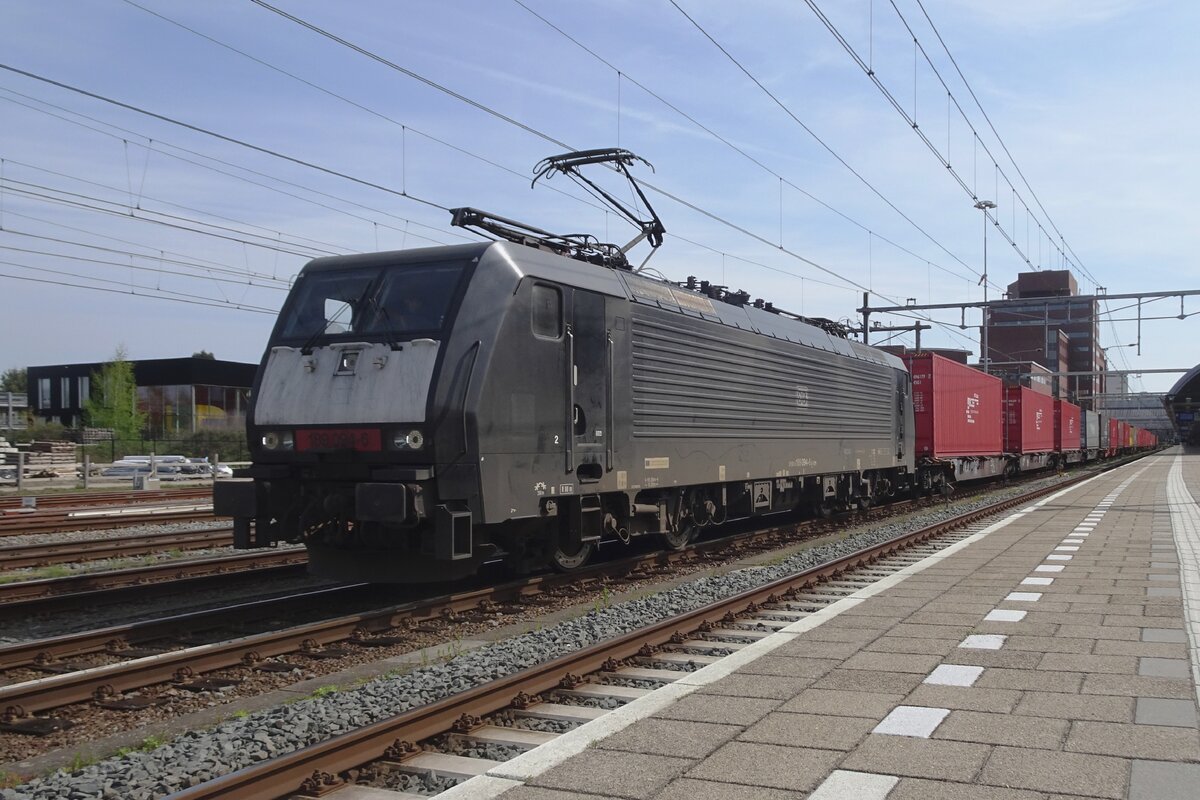 Froschblick auf MRCE/DB 189 094 mit deren KLV in Amersfoort fr ein 45 Minutiger Pause am 27 April 2023.