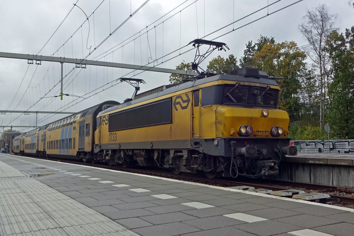 Froschblick auf NS 1733 mit ein DDAR in Wijchen am 5 November 2019. 