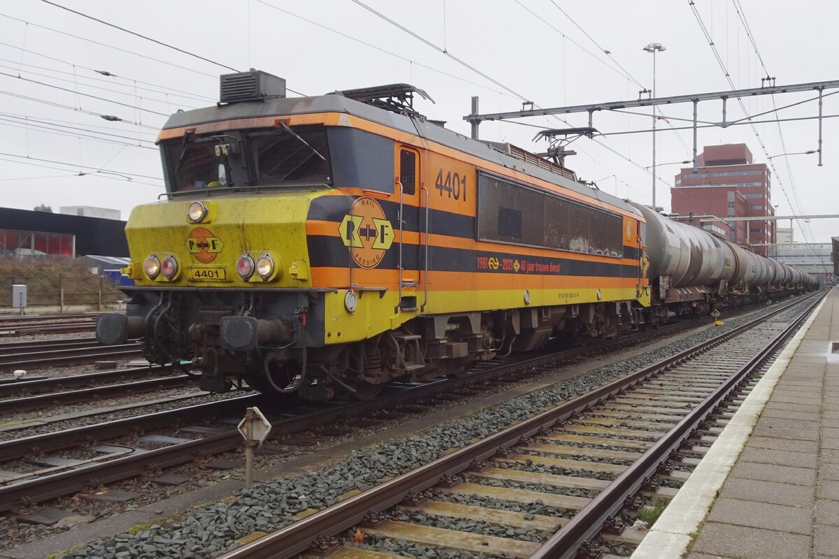 Froschperspektiv auf RRF 4401 mit ein Kesselwagenzug in Amersfoort am grauen 19.Februar 2023.