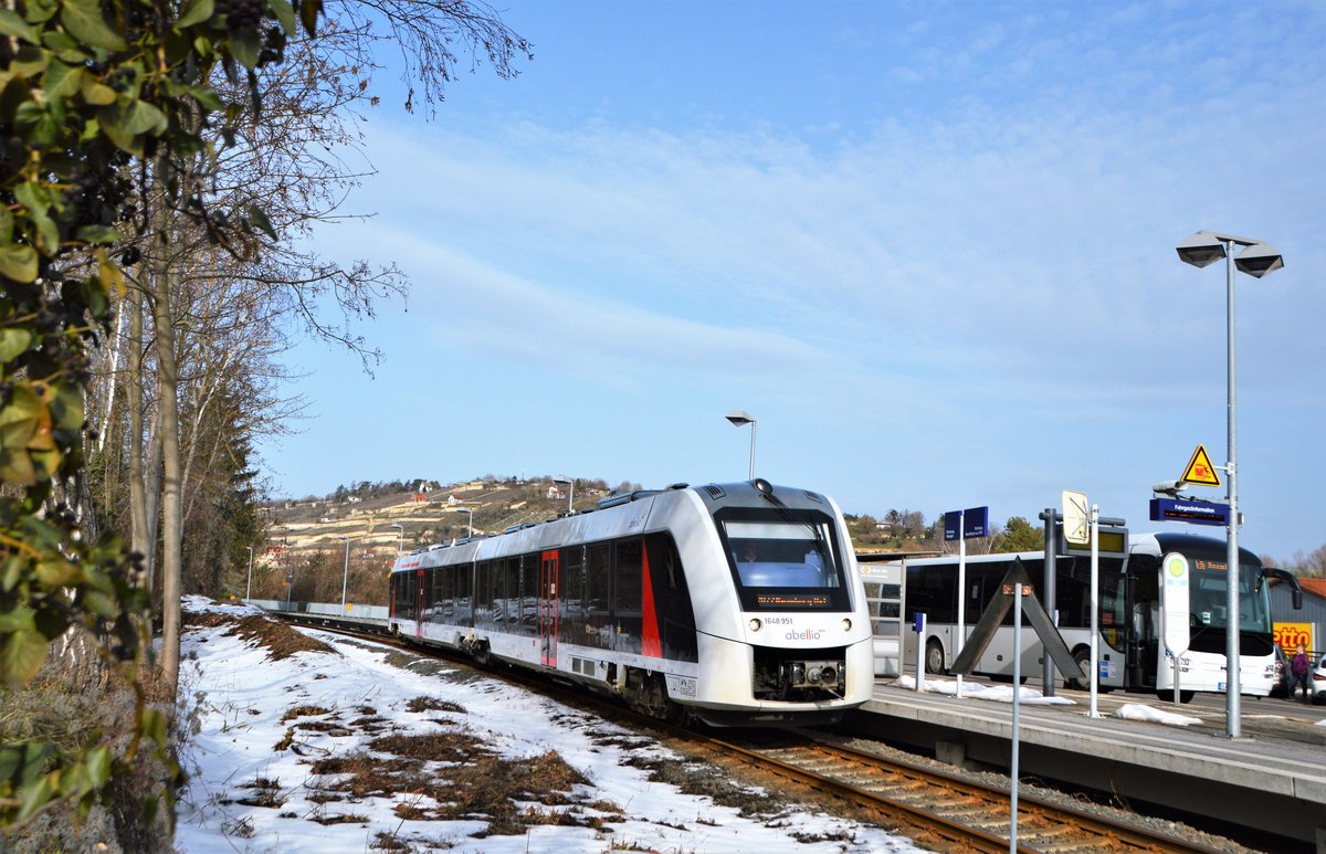 Fr�hlingstag mit Schneeresten im Unstruttal.
abellio 1648 951 als RB 77 (80553) von Wangen nach Naumburg Ost erreicht am 23.02.2021 den Hp Freyburg.