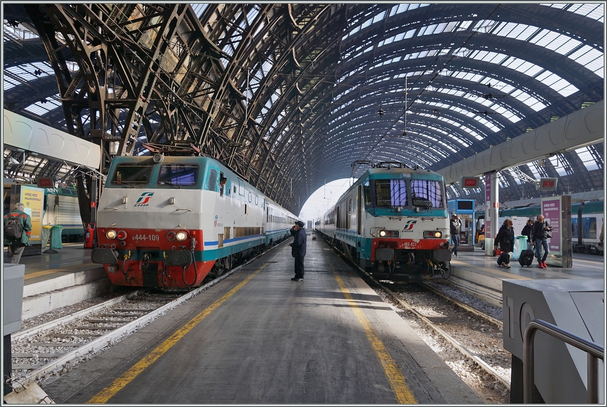 FS Trenitalia E 444 109 und E 402 023 in Milano Centrale. 
1. März 2016