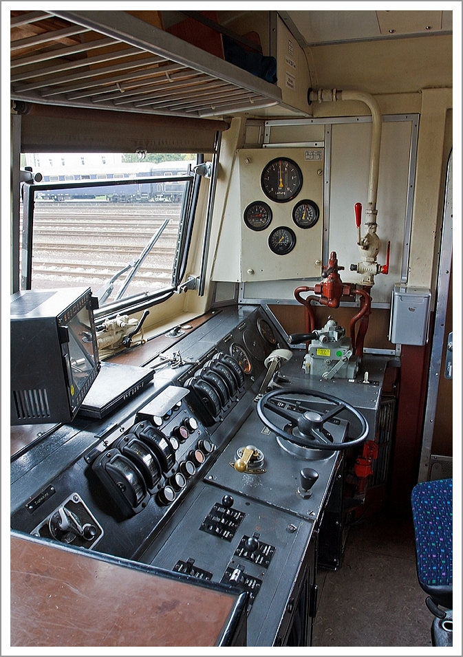 Führerstandgesamtansicht:
Im Führerstand der 141 228-7, ex E 41 228, am 28.04.2013 im Eisenbahnmuseum Darmstadt-Kranichstein, sie ist eine Dauerleihgabe der DB-Regio AG ans Museum.

Hinweis: Ein offizielle Führerstands-Besichtigung der Museumslok, daher öffentlich zugänglich.