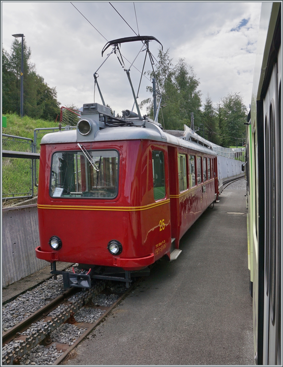 Für das 125 Jahre Jubiläum der Bex Villars Col de Bretaye Bahn (BVB) wurde der 1944 in Betrieb genommen Triebwagen BDeh 2/4 N° 25 in der ursprünglichen BVB Farbgebung lackiert. Der  Flèche  absolviert nun im Jubiläums-Sommer an einigen Tagen eine Hin- und Rückfahrt von Villars-sur-Ollon zum Col de Bretaye. Das Bild zeigt den BDeh 2/4 25 in Villars vor der Abfahrt zum Col-de-Bretaye.
Das Bild entstand aus dem ausfahrenden BVB Zug, dessen Fenster sich zu meiner Freude öffnen liesen. 

19. August 2023