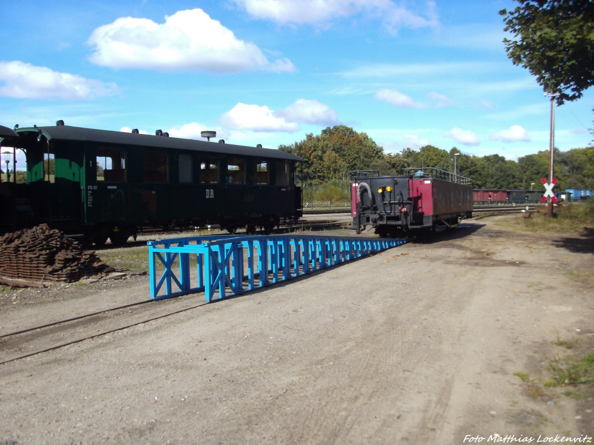 Fr den Abtransport nach Jhstadt steht der Aussichtswagen an der Verladerampe in Putbus am 30.9.13