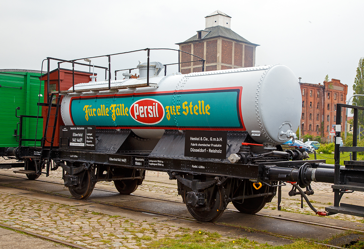 Fr alle Flle „PERSIL“ zur Stelle....
Ehemaligier privater Vorkriegs-Kesselwagen Elberfeld 542 146 P der Henkel & Cie., G.m.b.H. der Magdeburger Eisenbahnfreund, ausgestellt am 06.05.2017 auf dem Familienfest der Magdeburger Eisenbahnfreunde im Wissenschaftshafen Magdeburg.

TECHNISCHE DATEN (laut Anschriften):
Spurweite: 1.435 mm (Normalspur)
Achsanzahl: 2
Lnge ber Puffer: 8.900 mm
Achsabstand: 4.000 mm
Ladevolumen: 15.000 l
Ladegewicht: 15.000 kg