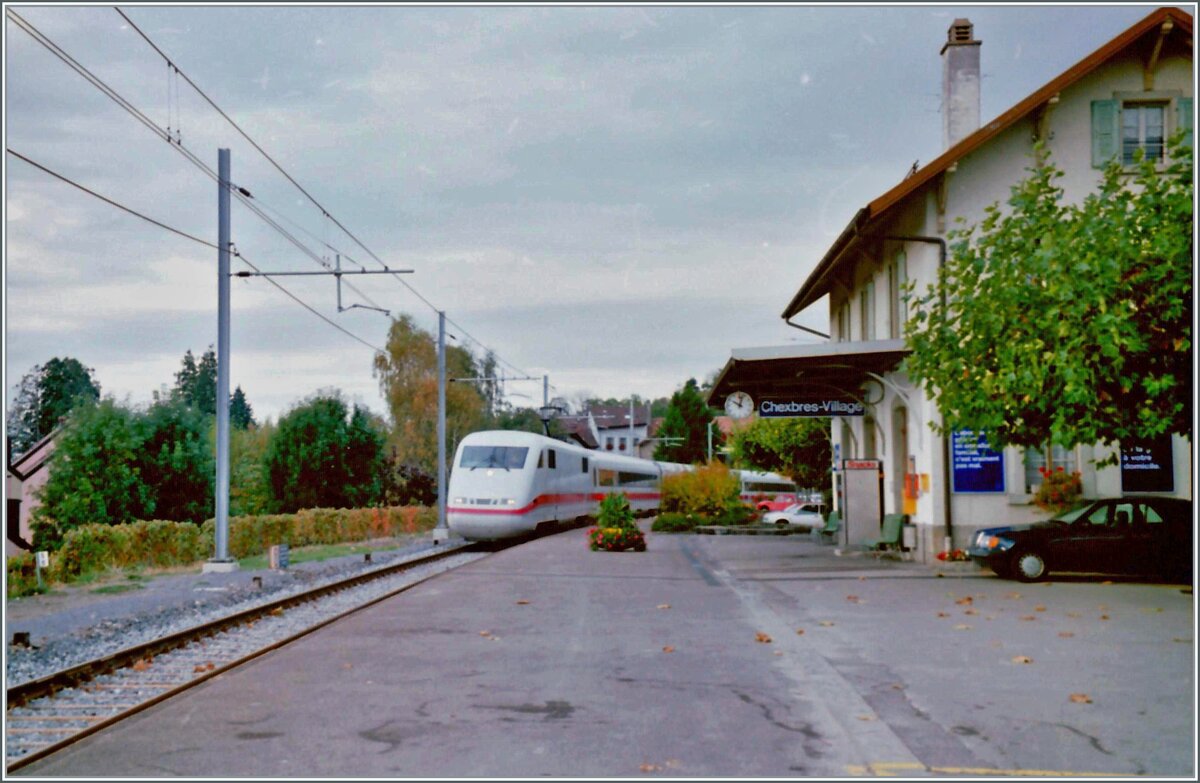 Für die Besucher der Fach-Tourismusmesse TTW in Montreux verkehrte ein ICE von Zürich nach Montreux und zurück. Dabei fuhr der Zug über die  Train des Vigens  Strecke. Dieses Analog Bild entstand in Chexbres. 

Oktober 1995