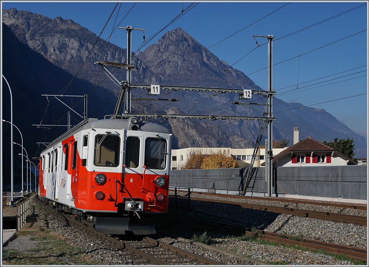 Für einige Zeit wurde die Strecke von Martiny nach Châtelard (TMC / MC) infolge Bauarbeiten mit Busen bedient. Da die Strassenführung erheblich von der Streckenführung der Bahn abweicht, wurde zwischen Martigny und Vernayaz MC ein stündlicher Pendelbetrieb eingerichtet, welcher nach meinem Augenschien mit einem BDeh 4/4 abgewickelt wurde. Am letzten Tag der Bauarbeiten machte ich mich endlich auf, um die sonst im Regelverkehr eher selten anzutreffenden Triebwagen zu fotografieren. Das Bild zeigt den BDhe 4/4 N° 8 (TSI Nr: 90 85 838 0008-5) bei der ehemaligen Haltestelle La Bâtiaz (EH).

18. Nov. 2018