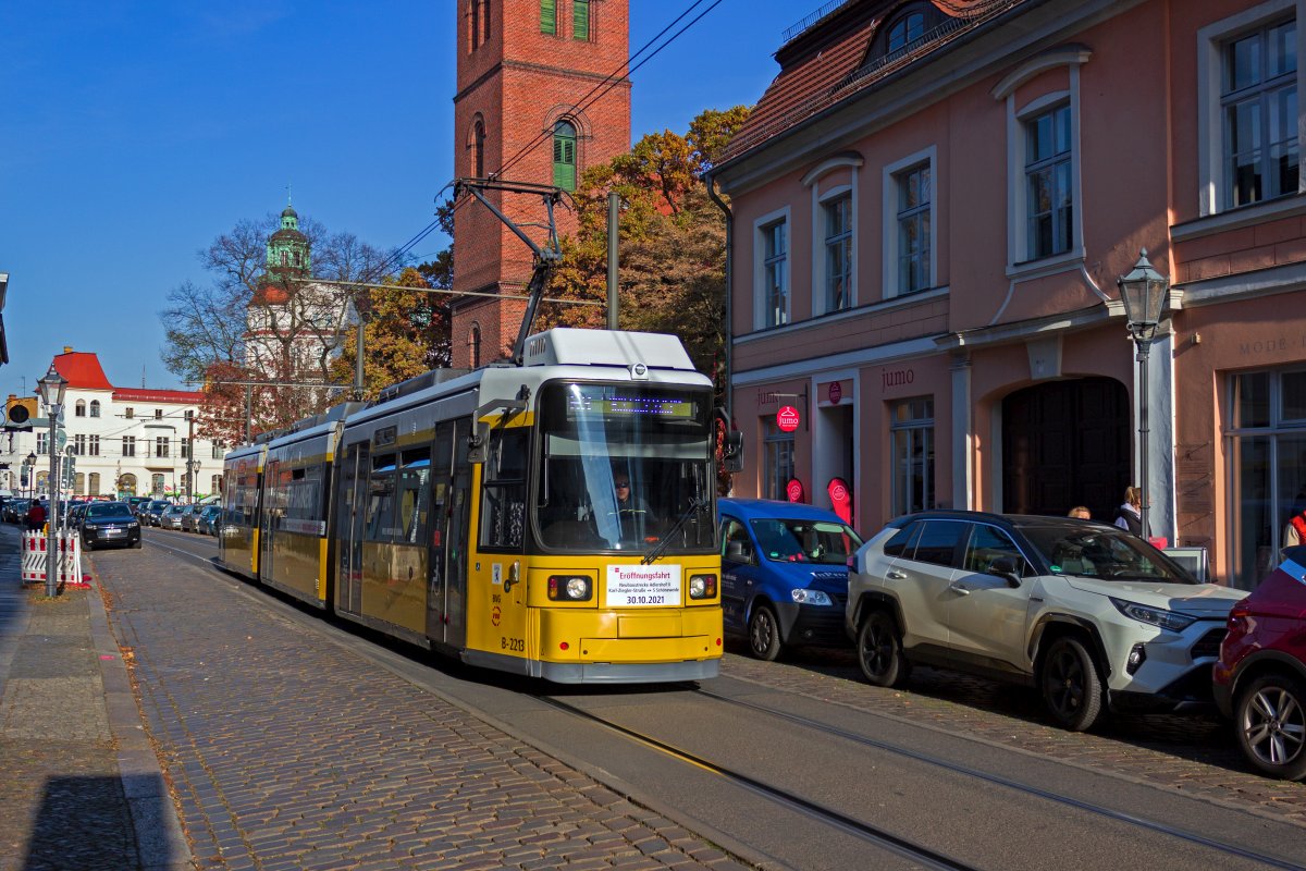 Fr die Erffnung der Neubaustrecke Adlershof II wurden einige GTZ mit Slogans beklebt und mit einem Schild an den Fronten versehen. Diese Zge fuhren auf der Linie 63, wie hier Wagen 2213.