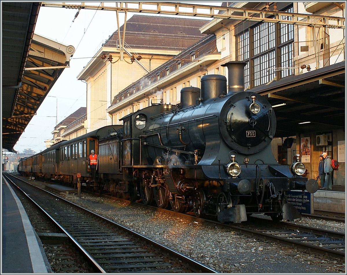 Fr die Feierlichkeiten 150 Lausanne - Genve ist die A 3/5 705 in Lausanne angekommen.
Sie wird zwei Zugspaare Lausanne - Genve Lausanne ziehen, die dann durch das grosse Interesse der Besucher nicht mehr so einfach fotografiert werden knne, wie diese angekommene  Leerfahrt .
16. Nov. 2008