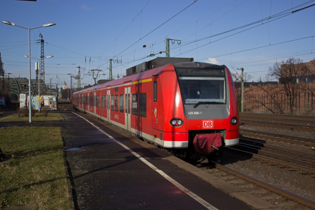 Für gewöhnlich wird die RE-Linie 8 zwischen Koblenz und Mönchengladbach mit Doppeltrektionen aus 425ern bedient. Am 25.02. jedoch war 425 106 alleine unterwegs nach Mönchengladbach, als er hier gerade Köln-Deutz verlässt.