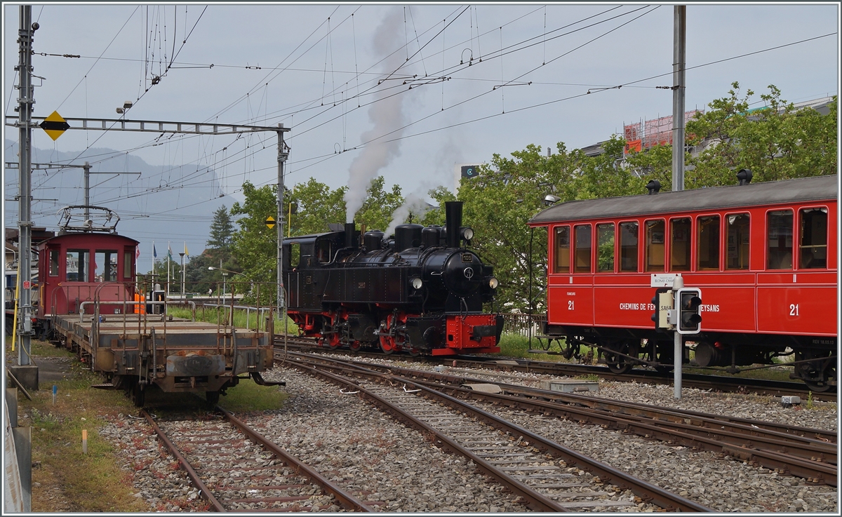 Für eine grössere Gesellschaft führt die Blonay-Chamby Bahn einen Extrazug von Vevey nach Chaulin. Hier wird die aus Chaulin in Vevey eingetroffene und ins Bahnhofsvorfeld rangierte Komposition von der G 2x 2/2 105 umfahren. 

20. Juni 2021