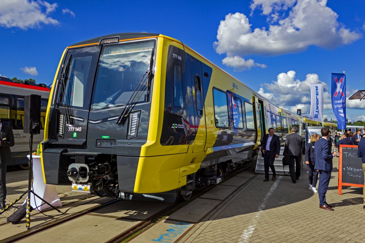 Fr Merseyrail, den Vorortverkehr in Liverpool werden aktuell neue Triebzge der Class 777 beschafft. 777140, der auf der InnoTrans zu sehen war, ist einer von voraussichtlich sieben Zgen, die mit Batterien ausgerstet werden, um auch auf Abschnitten ohne Stromschiene fahren zu knnen.