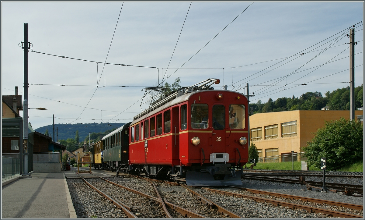 Für mich der schöneste Triebwagen bei der B-C: der RhB ABe 4/4 N° 35.
Blonay, den 12. Juni 2011