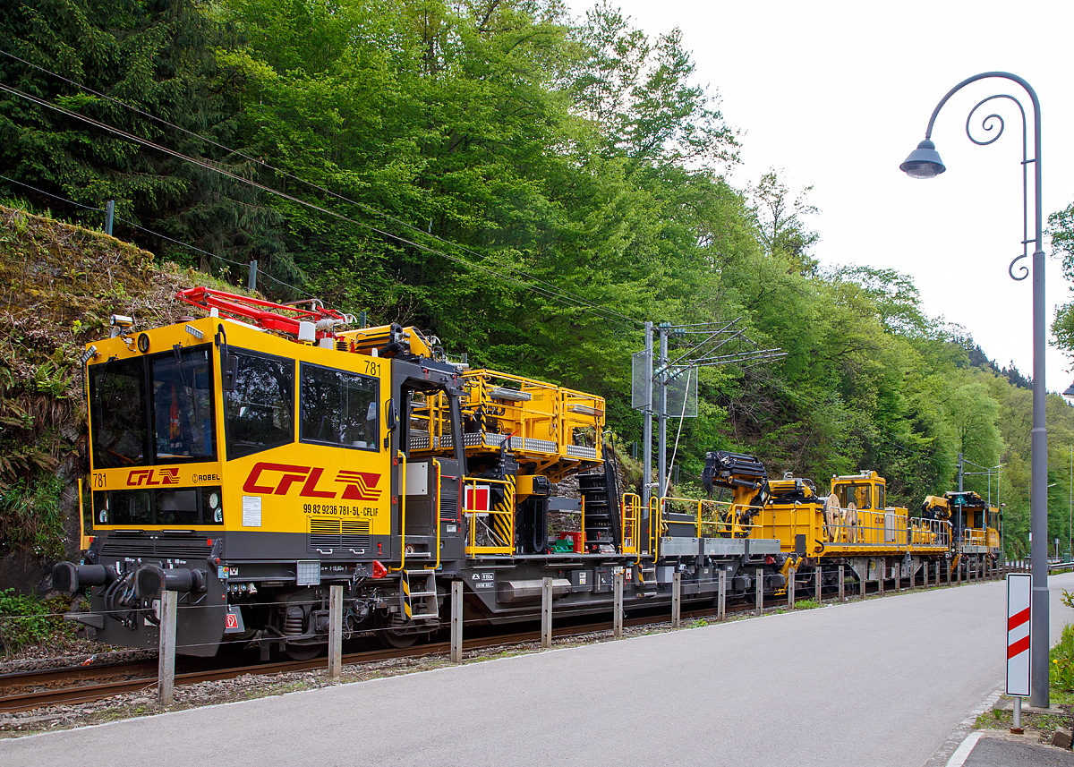 
Fr die in den nchsten Tagen anfallenden Oberleitungsarbeiten stand bereits am 14.05.2016 in Kautenbach (Luxemburg), auf dem Gleis nach Wiltz, dieser Oberleitungsmontagezug der CFL Infrastruktur bereit.

Vorne der CFL Robel 781 ein Robel Interventions- und Instandhaltungsfahrzeug 57.54 (IIF), Schweres Nebenfahrzeug Nr. 99 82 9236 781-5 L-CFLIF (Vhicule secondaire lourd Nr.).

Mittig der Oberleitungsmontage-Wagen, bestehend aus dem Container-Tragwagen der Gattung Sgns 1 der AAE-Cargo AG (37 80 4557 621-2 D-AAEC), mit einer aufgesetzten zweiteiligen Oberleitungsmontageplattform basierend auf zwei 30´ ISO-Containerrahmen (die etwas verbreitert sind).

Hinten der CFL Robel 722 ein Robel Interventions- und Instandhaltungsfahrzeug 54.22 (IIF), Schweres Nebenfahrzeug Nr. 99 82 9136 722-0 L-CFLIF (Vhicule secondaire lourd Nr.).