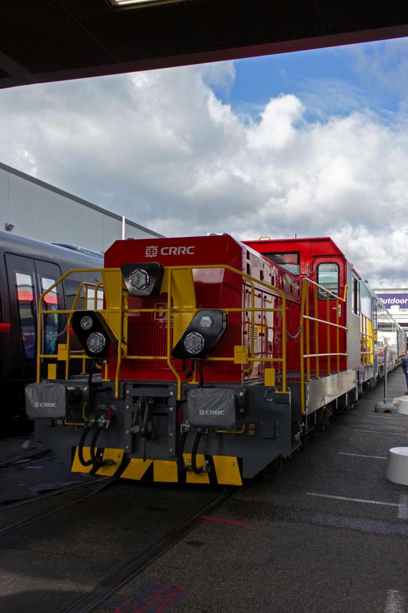 Fr Rangierarbeiten bei der Hamburger S-Bahn beschafft die DB Hybridlokomotiven bei der chinesischen Firma CRRC. Eine dieser als Baureihe 1004 bezeichneten Lokomotiven stand im September 2018 auf der Innotrans.