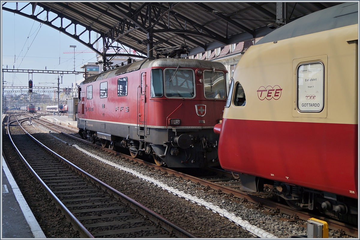 Für die Weiterfahrt des SBB RAe TEE II 1053 wird die Re 4/4 11198 nicht mehr benötigt.

31. März 2019