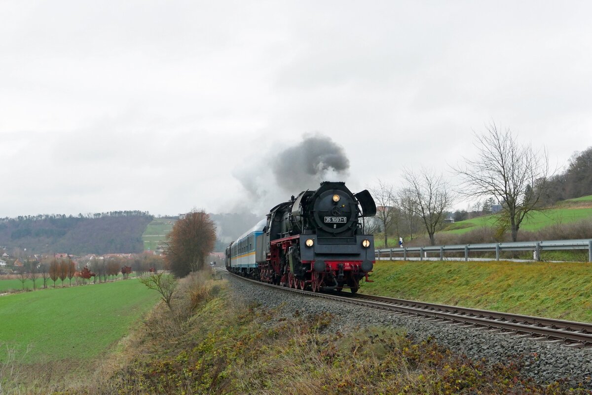 Für die Weser Ems Eisenbahn GmbH war am 14.12.2023 die Glauchauer 35 1097-1 mit dem DPE 82957 von Halle (S) Hbf nach Karsdorf auf der Unstrutbahn unterwegs. Wolfgang Krolop fotografierte den Sonderzug bei Balgstädt.