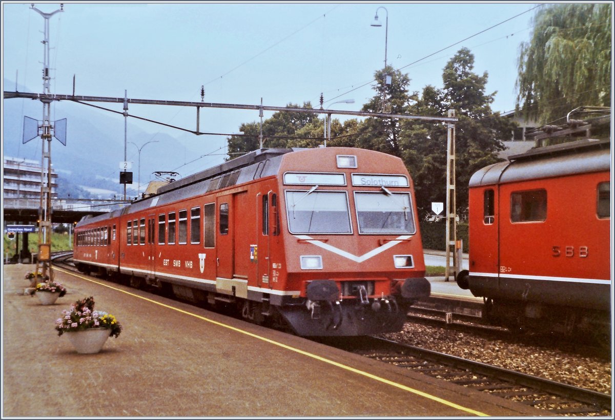 Für die Züge 4880 und 4881 Moutier - Grenchen Nord - Moutier wurden mit EBT /SMB/VHB Kompositionen Gefahren. An diesem Juli Tag war dafür ein EBT/SMB VHB RBDe 4/4 II (heute RBDe 566) im Einsatz. Der Zug erreicht gerade von Moutier kommend, Grenchen Nord und wird, der Anschrift zufolge bei der Rückfahrt gleich nach Solothurn durchgebunden. 
im Juli 1987