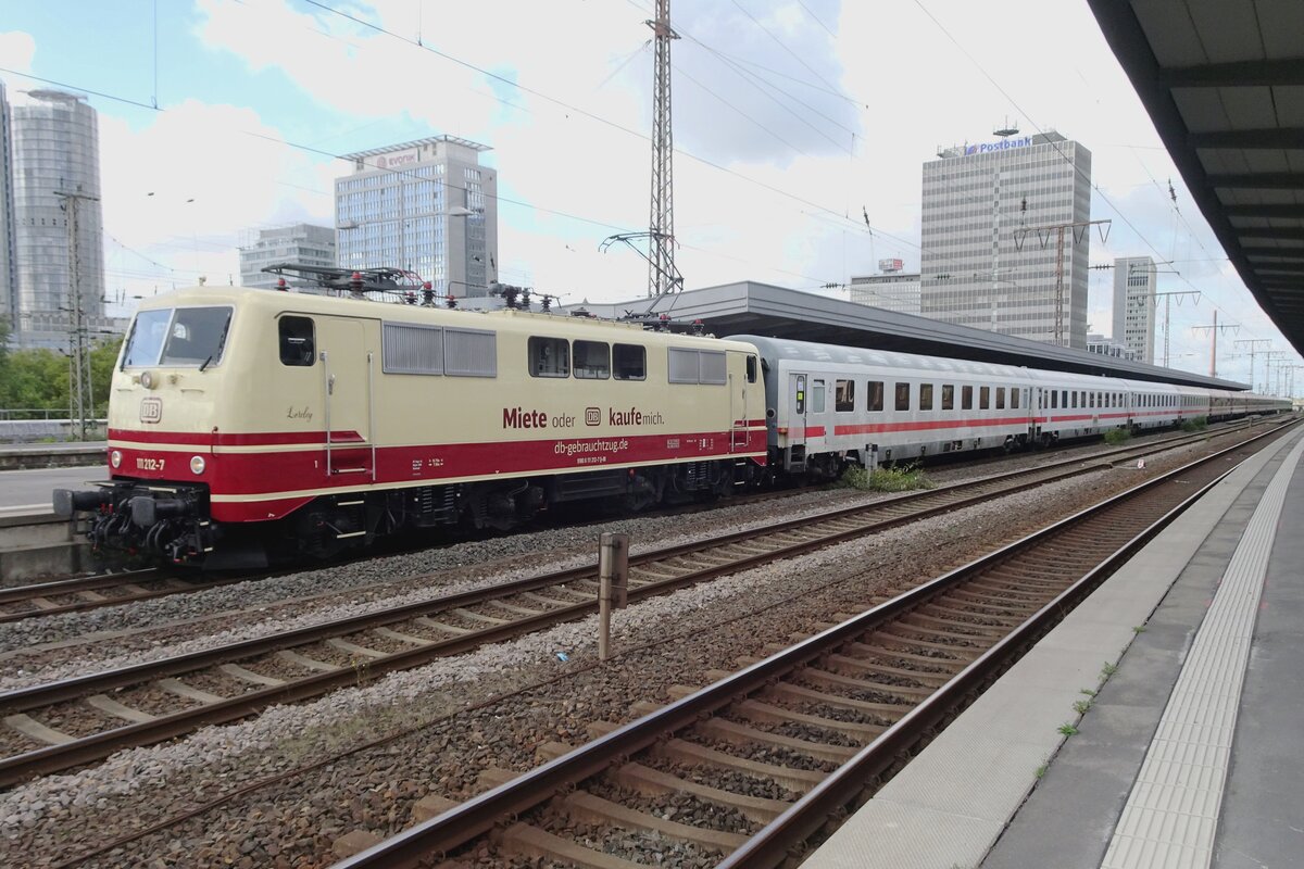 Fussballsonderzug mit 111 212 steht am 16 September 2022 in Essen Hbf.