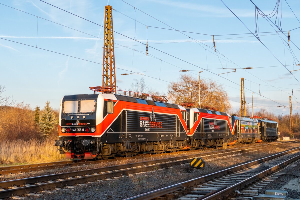 FWK 143 056 + FWK 143 124 und EBS 187 420 + 155 239 am 02.01.2022 bei der Wochenendruhe in Naumburg Hbf. (Foto: Orlabahner)