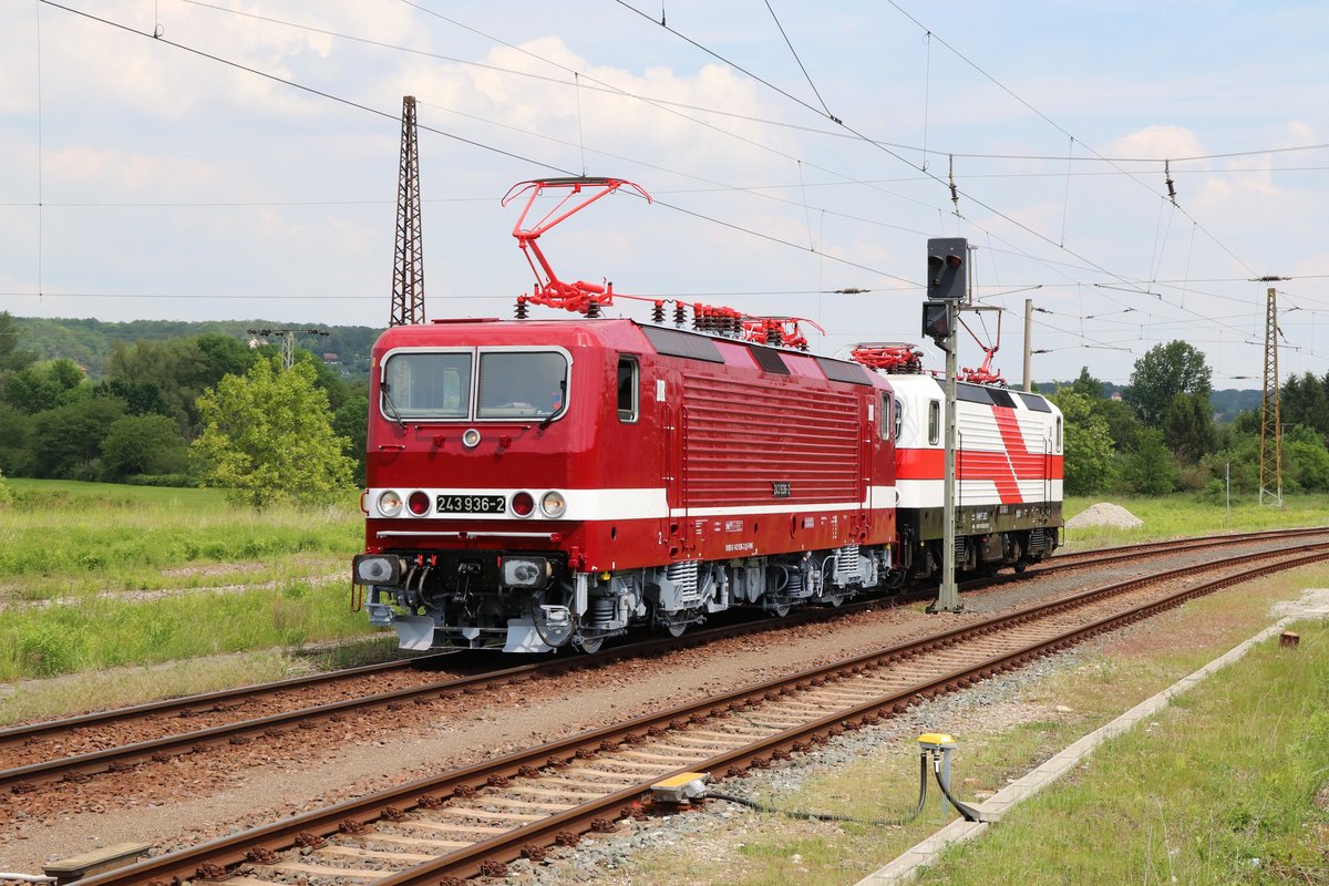 FWK 143 936-2 + EBS 243 822-4 am 24.05.2019 in Naumburg Hbf. (Foto: Michael Uhren)