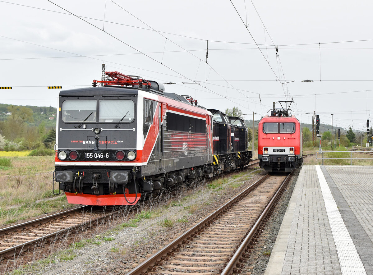 FWK 155 046 mit der EBS 202 597 und der 202 738, am 09.04.2024 in Naumburg (S) Hbf. Daneben am Bahnsteig 5 steht noch die FWK 156 001. (Foto: Maik Köhler)