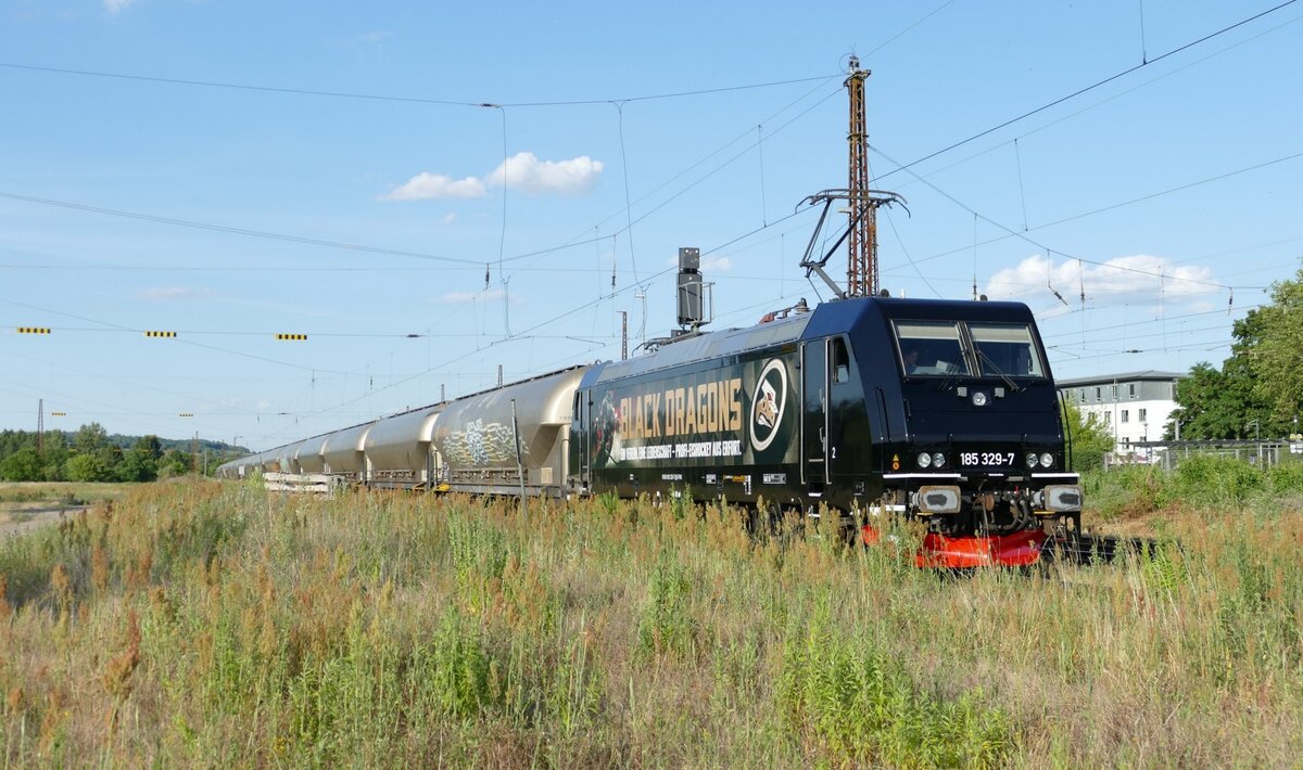 FWK 185 329-7 mit dem Braunkohlestaubzug DGS 89252 von Spreewitz nach Karsdorf, am 25.06.2025 in Naumburg (S) Hbf. Ab hier leistete die EBS V200 507 Vorspann bis Karsdorf. (Foto: Wolfgang Krolop)