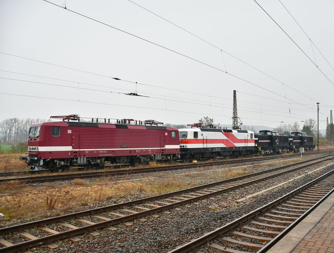 FWK 243 926, EBS 243 822, 202 597 und 202 738 rangieren am 05.03.2024 in Naumburg (S) Hbf. (Foto: Maik Köhler)