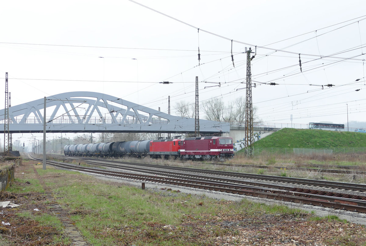 FWK 243 936 + 143 848 mit Kesselwagen aus Erfurt, am 19.04.2021 bei der Einfahrt in Naumburg Hbf. Kurz darauf �berf�hrte die EBS 110 001 den Zug komplett nach Karsdorf. (Foto: Wolfgang Krolop)