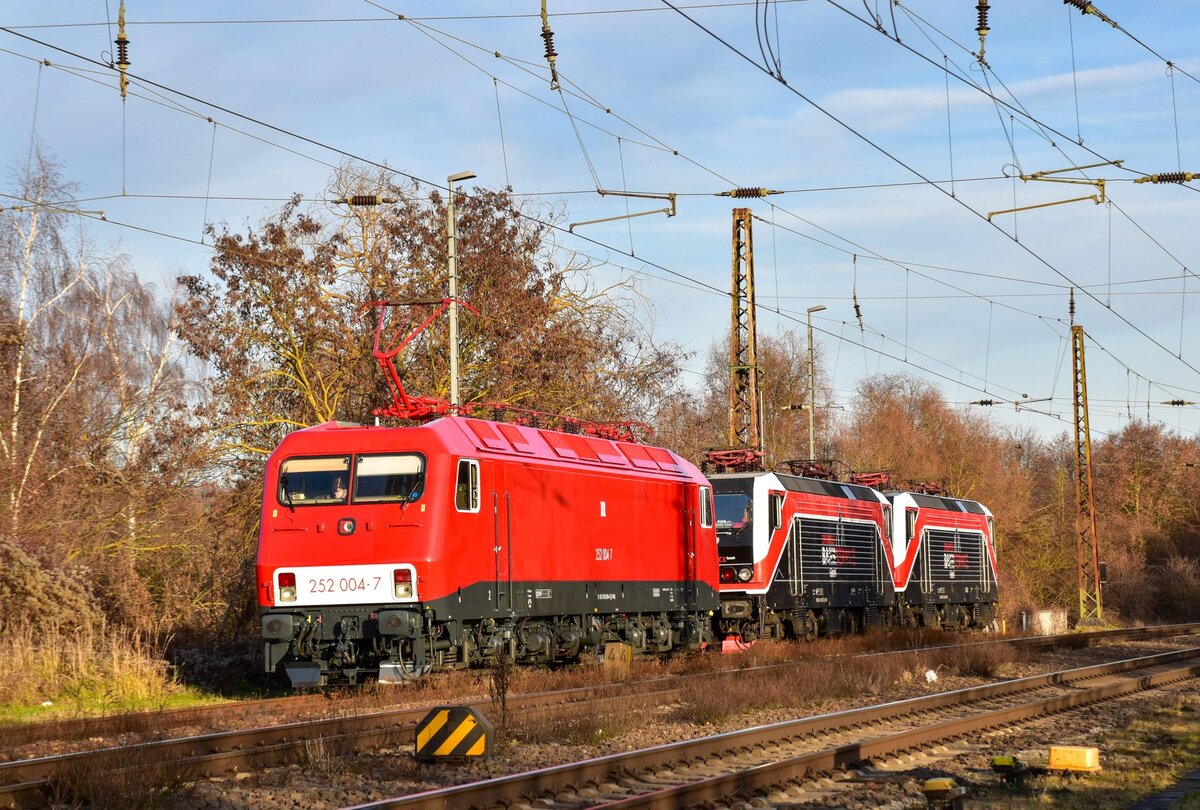 FWK 252 004-7 mit 143 056 und 143 124 am 18.12.2025 in Naumburg (S) Hbf. (Foto: Maik Köhler)