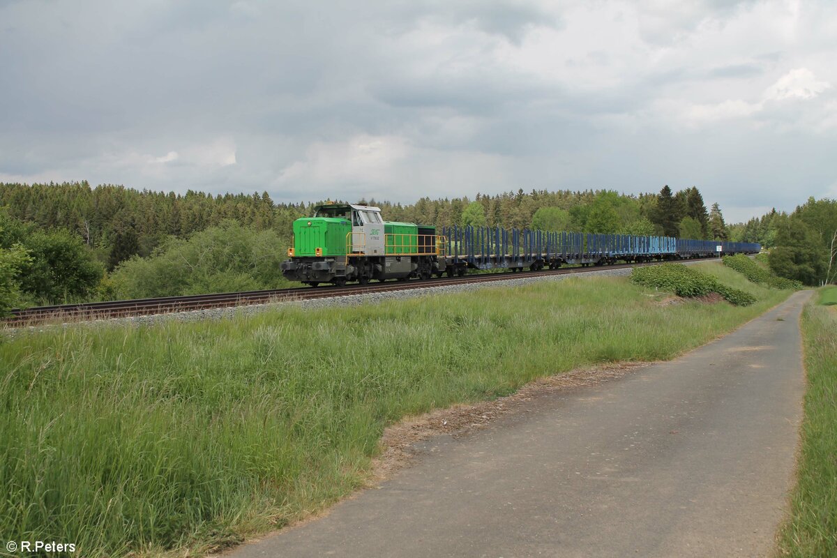 G1700 02 mit einem leeren Rundholztransportzug aus Wiesau nach Nürnberg kurz vor Neusorg. 30.05.22