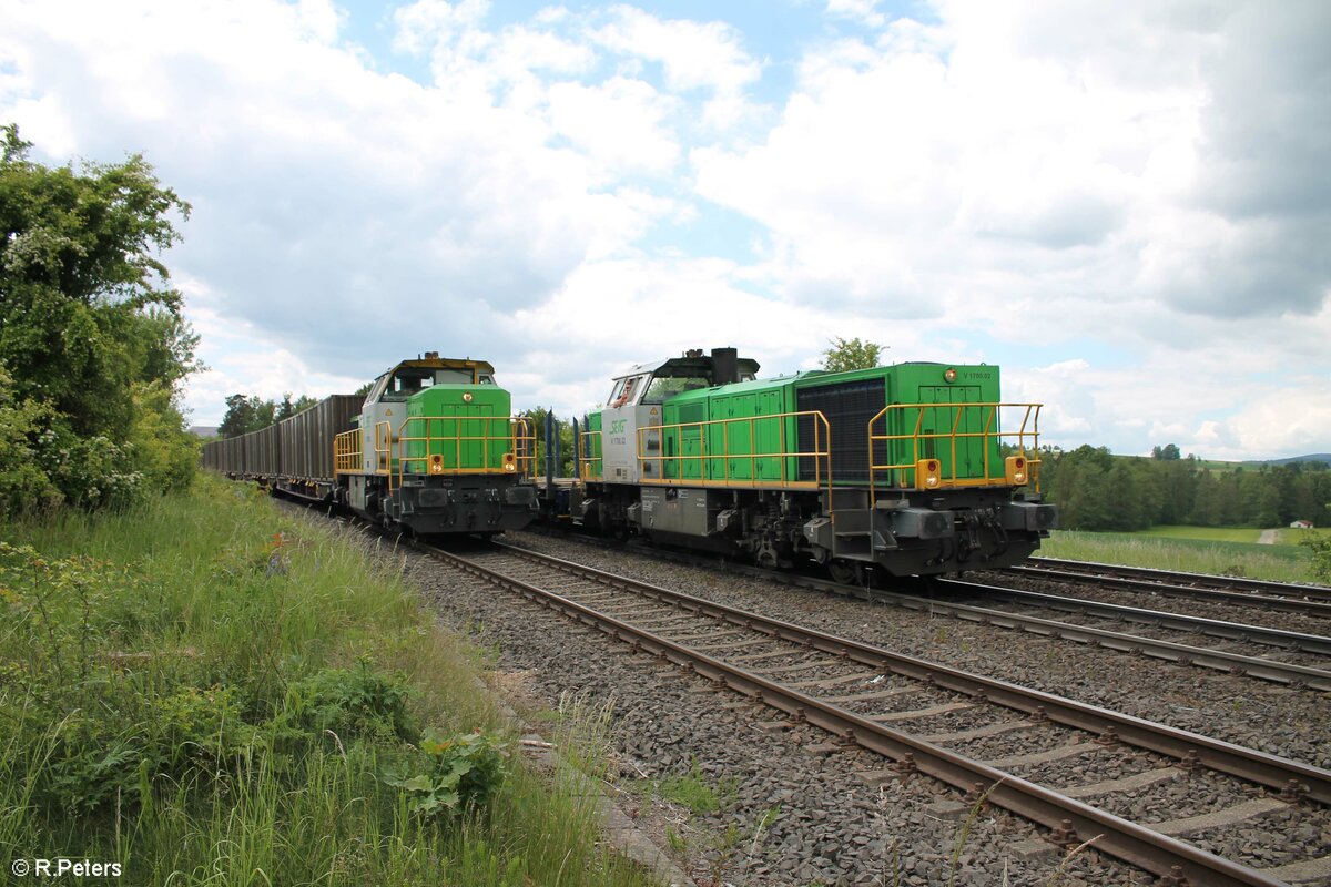 G1700 03 wartet auf dem Auszieh und Anschlussgleis mit Hackschnitzelzug wärend G1700 02 mit leeren Holzzug auf dem Regelgleis rangiert. 30.05.22