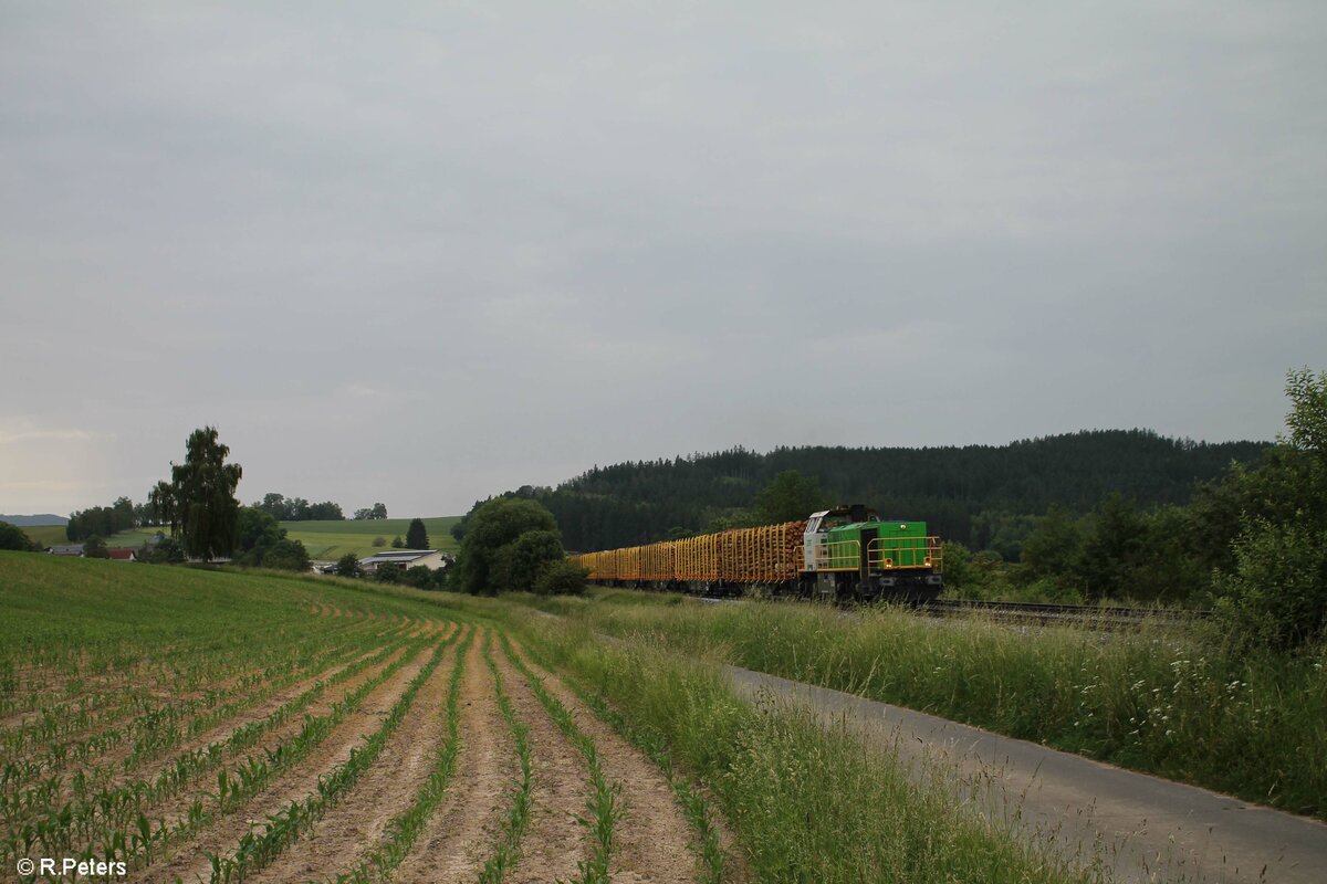 G1700.02 zieht mit einem fast leeren Holztransportzug bei Lengenfeld in Richtung Pechbrunn. 20.06.21