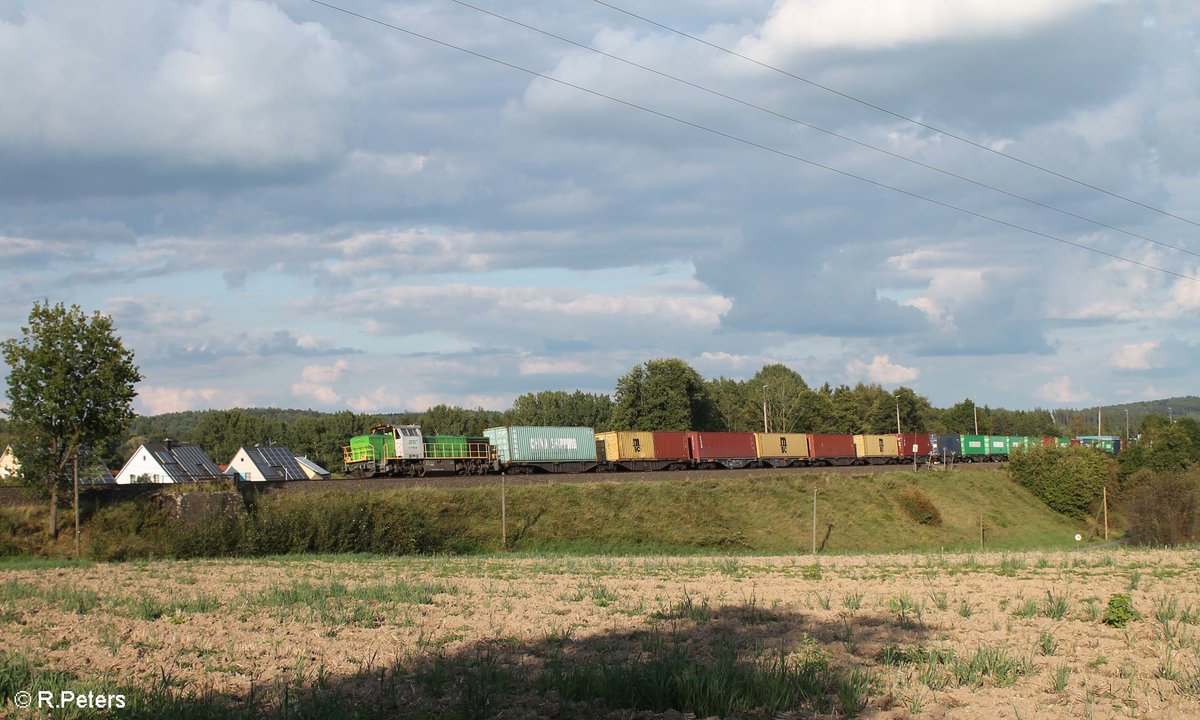 G1700.03 alias 277 004 zieht den Wiesau Containerzug nach Hof durch Pechbrunn. 04.09.17