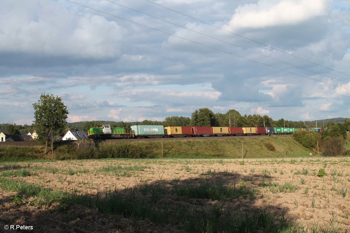 G1700.03 alias 277 004 zieht den Wiesau Containerzug nach Hof durch Pechbrunn. 04.09.17