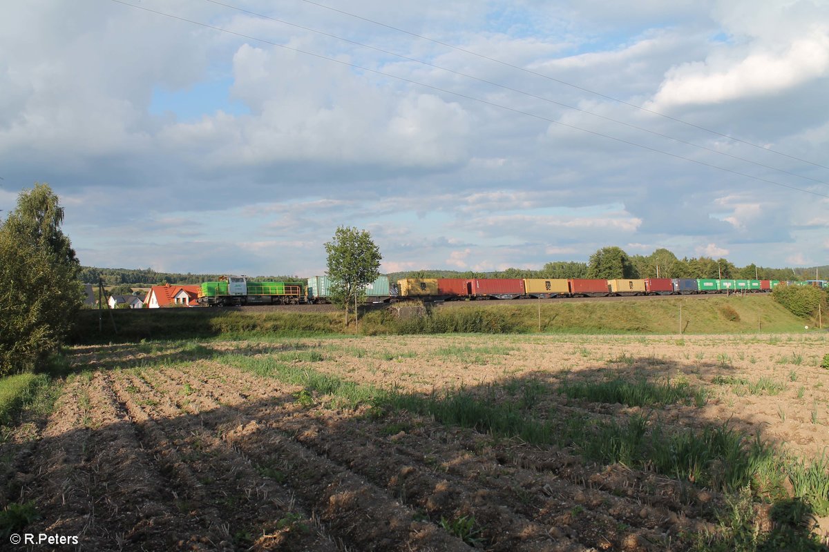 G1700.03 alias 277 004 zieht den Wiesau Containerzug nach Hof durch Pechbrunn. 04.09.17