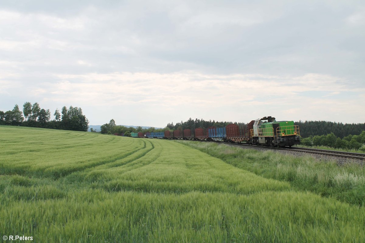 G1700.03 zieht den leeren Holzzug aus Wiesau nach Cheb bei Brand bei Marktredwitz. 25.05.18