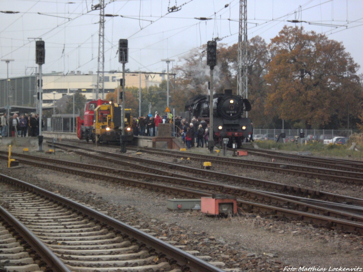 GAF mit der Schneeschleuder am Haken & 03 1010 im Bahnhof Stralsund Hbf am 12.10.13